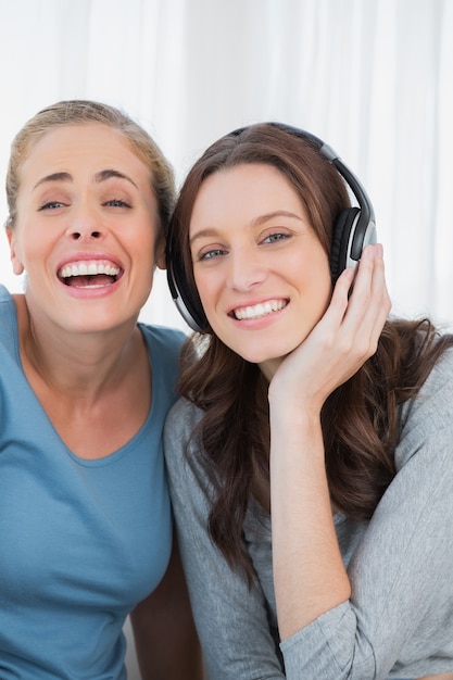 Donne che ridono ascoltando musica