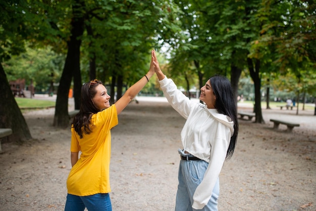 Donne che si danno il cinque