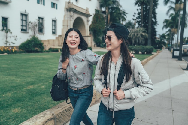 Donne che si divertono all'aperto sulla passerella che ridono