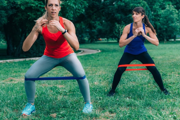 Donne che si esercitano all'aperto nel parco