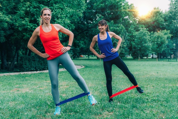 Donne che si esercitano all'aperto nel parco