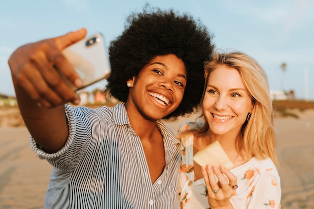 Donne che si fanno un selfie in spiaggia