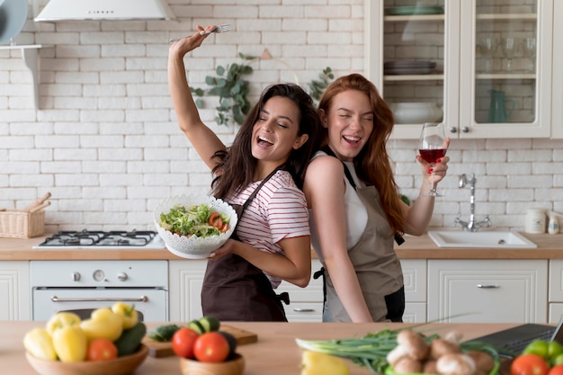 Donne che si godono il pasto a casa