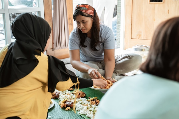 Donne che si preparano per la cena con gli amici a casa