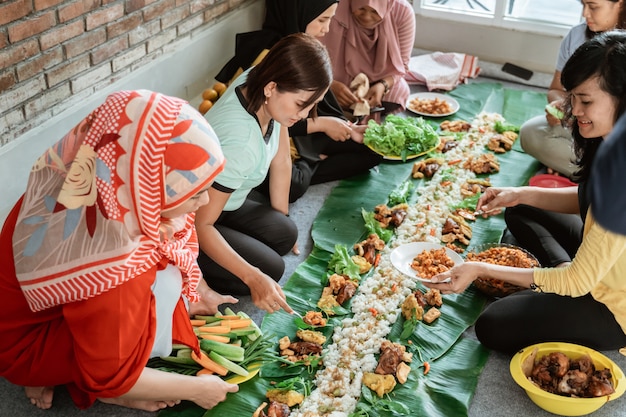 Donne che si preparano per la cena con gli amici a casa