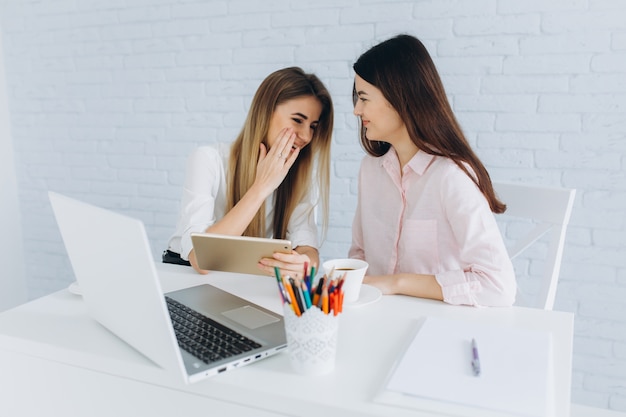 Donne che spettegolano in ufficio