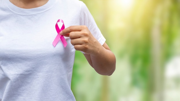 Donne che tengono nastri rosa che educano alla consapevolezza del cancro al seno, ai concetti sanitari e ai simboli del cancro al seno.