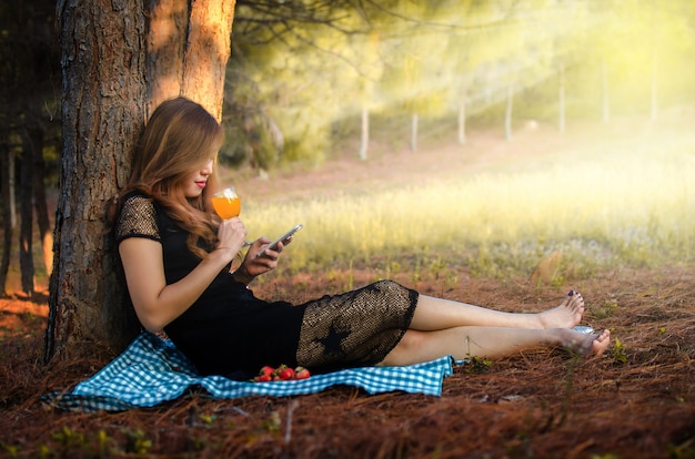 Donne che usano smartphone fuori in giardino