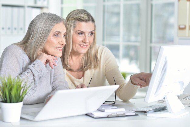 Donne che utilizzano laptop e computer