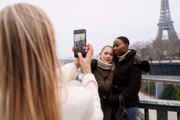 Donne che viaggiano a Parigi