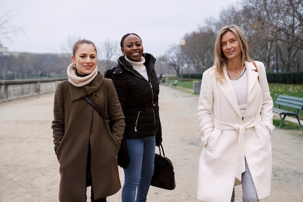 Donne che viaggiano a Parigi