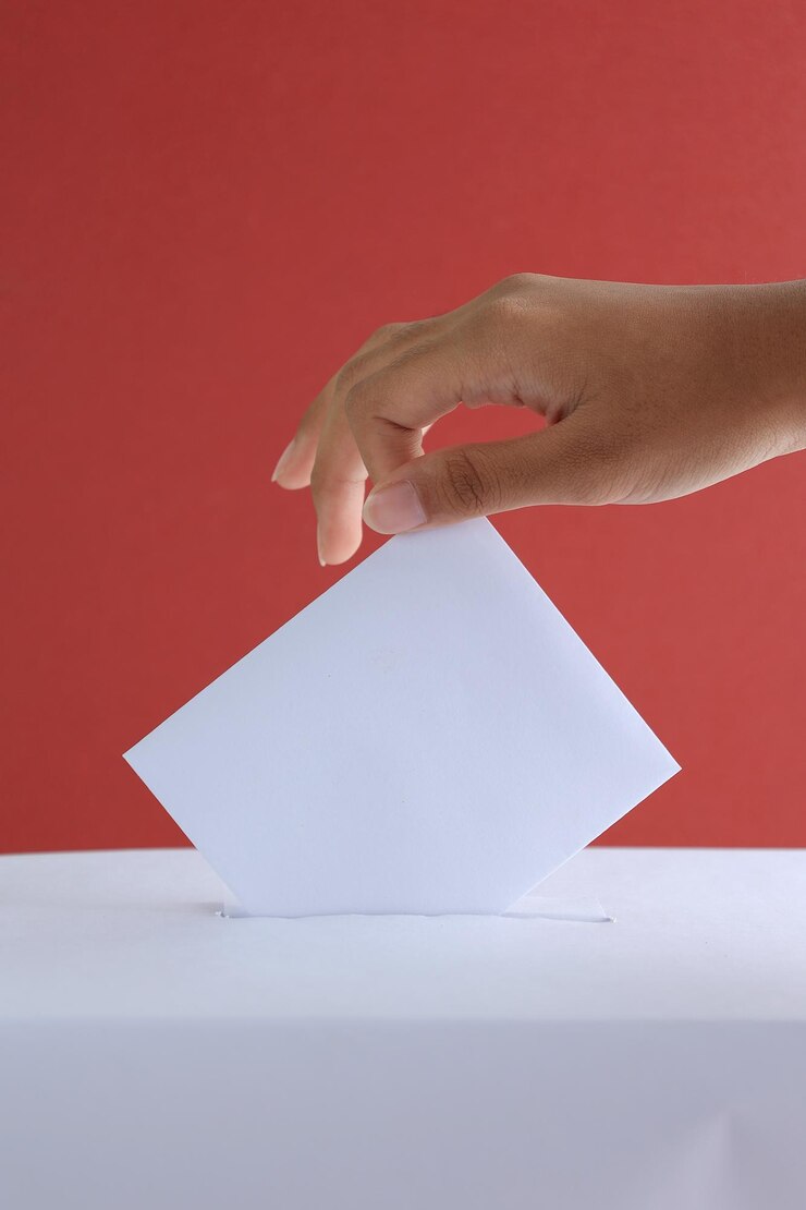 Donne che votano a mano vicino alle urne su sfondo rosso