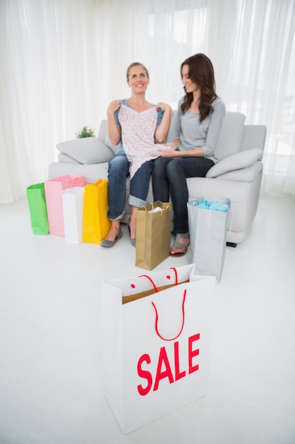 Donne con acquisti e shopping bag in primo piano