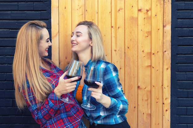 Donne con bicchieri di vino in piedi all'aperto