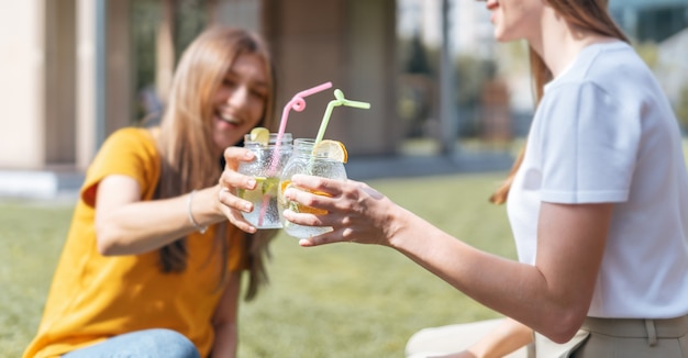 Donne con cocktail nel parco