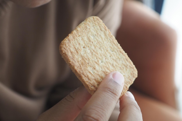 donne con dei biscotti dolci