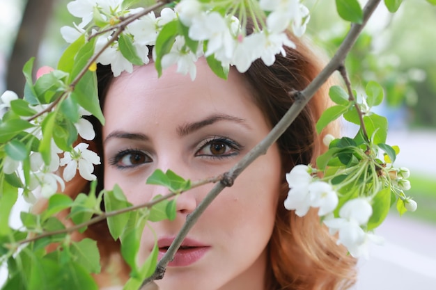 Donne con fiore di mela ramo