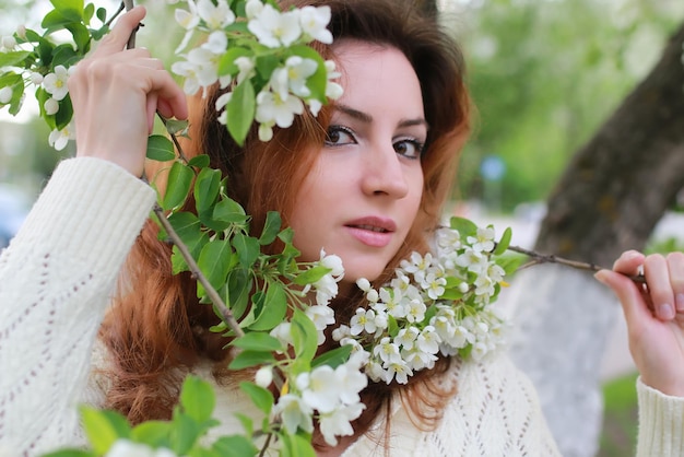 Donne con fiore di mela ramo