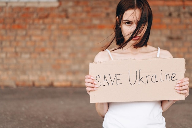 Donne con Poster Salva l'Ucraina Una donna con uno sguardo malvagio guarda nella fotocamera