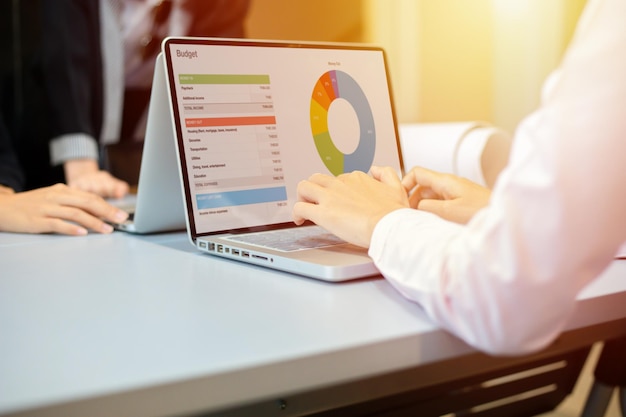 Donne d'affari asiatiche che sorridono e usano il taccuino per i documenti di analisi e il diagramma finanziario del grafico e il concetto di auto responsabilità in ufficio