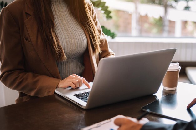 Donne d'affari che analizzano il grafico degli investimenti e discutono del nuovo progetto di avvio. Compito finanziario.