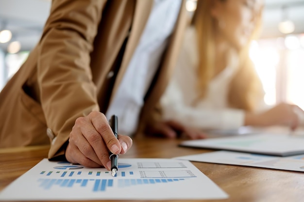 Donne d'affari che discutono di documenti in ufficio