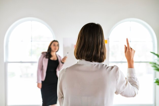 Donne d'affari che fanno brainstorming in una riunione