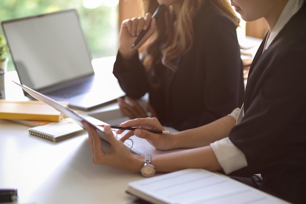 Donne d'affari che guardano lo schermo del tablet e pianificano insieme un nuovo modello di business in ufficio