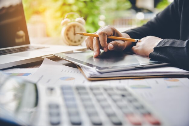 Donne d'affari che lavorano con tablet e laptop in ufficio.