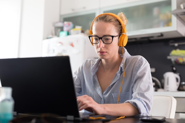 Donne d'affari che lavorano da casa a casa