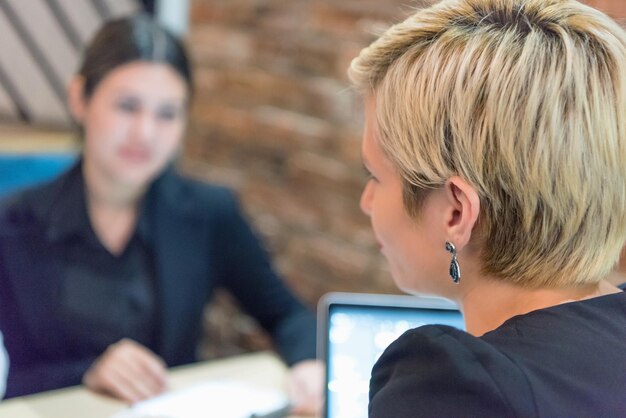 Donne d'affari che lavorano in ufficio