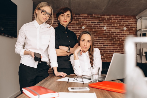 Donne d&#39;affari che lavorano in ufficio