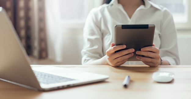 Donne d&#39;affari che lavorano su idee progettuali tablet. Concetto di business moderno. Tono vintage