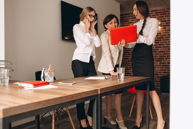 Donne d&#39;affari che lavorano