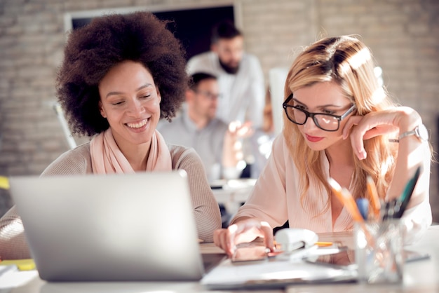 Donne d&#39;affari che lavorano