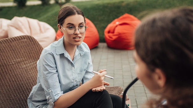 Donne d'affari che parlano fuori