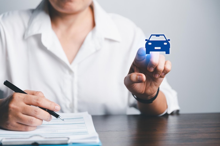 Foto donne d'affari che proteggono a mano l'icona blu dell'auto sulla scrivania pianificazione per gestire i costi finanziari del trasporto concetto di assicurazione auto risparmio aziendale acquisto vendita con tasse e prestito per l'auto nuova