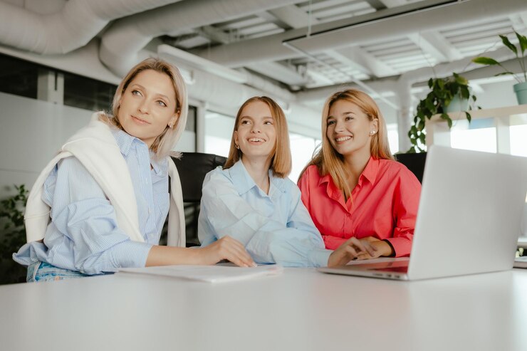Donne d'affari che seguono insieme una presentazione