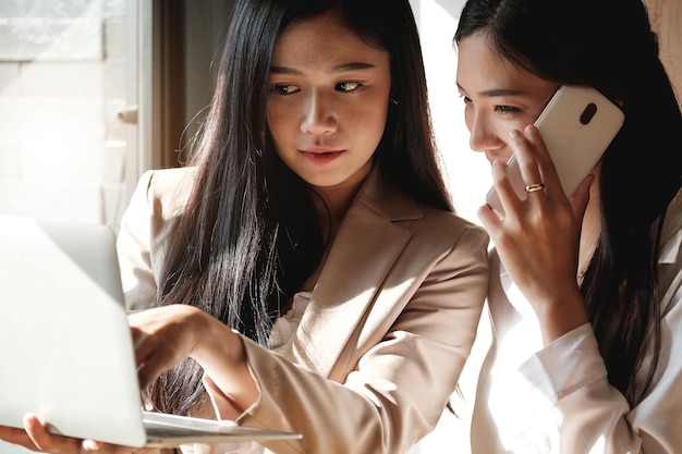 Donne d'affari che utilizzano le tecnologie in ufficio