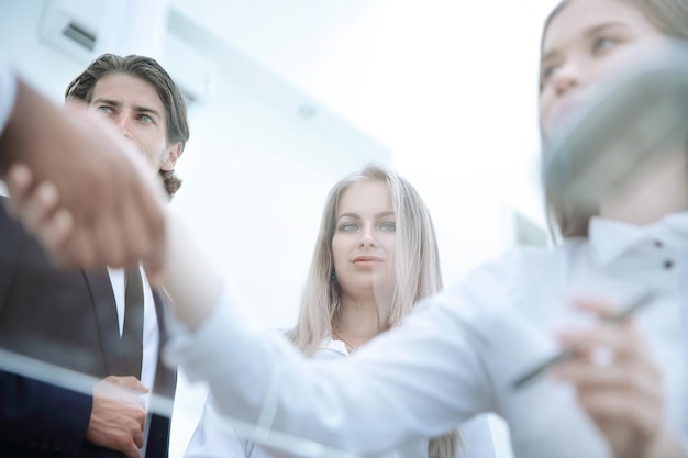 Donne d'affari di stretta di mano vista dal basso con un partner in affari