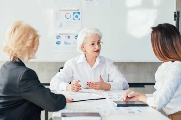 donne d'affari di successo. azienda femminile emancipata