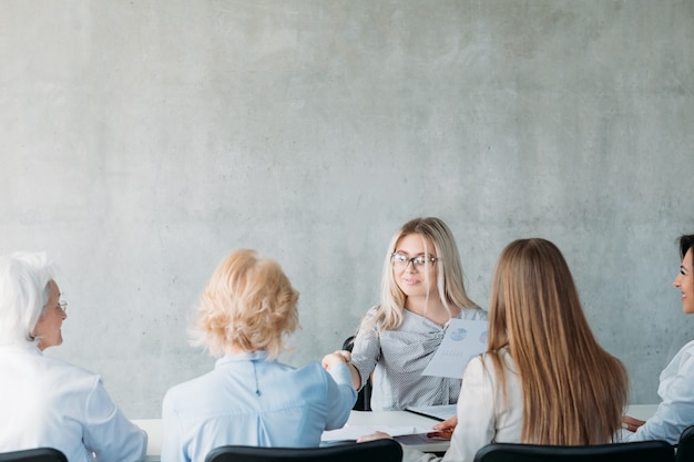 donne d'affari di successo. azienda femminile emancipata