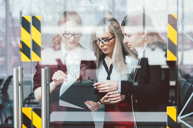 Donne d'affari di successo. Emancipazione femminile. I manager professionisti intelligenti discutono degli affari aziendali