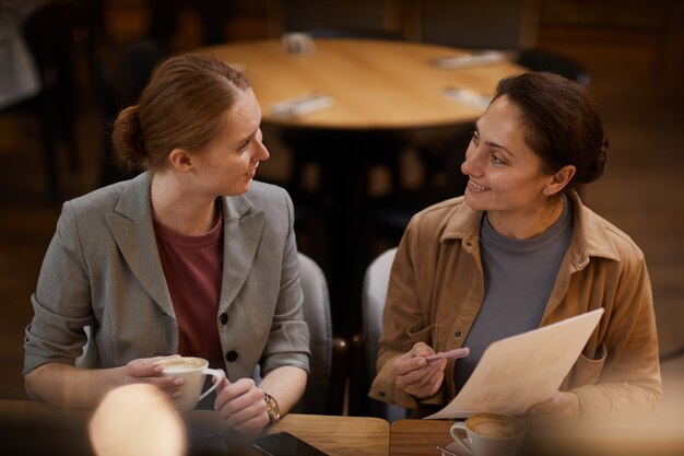 Donne d'affari discutendo contratto