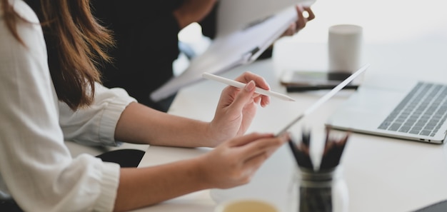 donne d'affari discutendo il progetto insieme in ufficio moderno