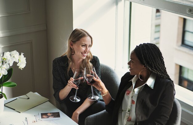 Donne d'affari felici che brindano in ufficio