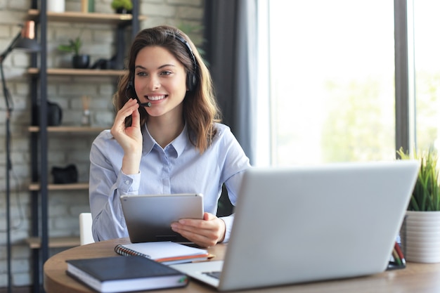 Donne d'affari freelance che utilizzano la videoconferenza di chiamata di lavoro tablet con il cliente sul posto di lavoro a casa.