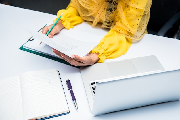 Donne d'affari musulmane che scrivono e firmano sulla carta.