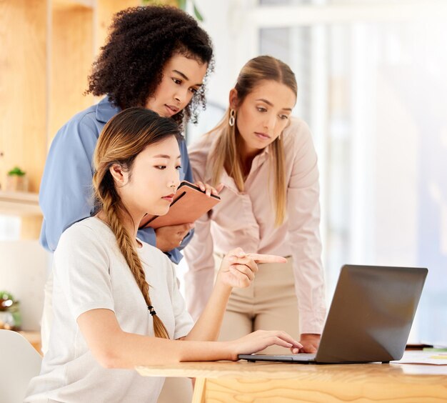 Donne d'affari team laptop pianificazione e idee strategia e ricerca di lavoro in agenzia di avvio Diversità dipendenti in focus collaborazione progetto e proposta di incontro lavorando online internet e web