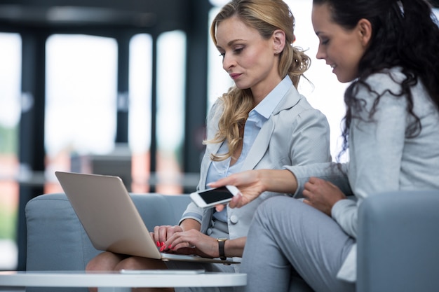 Donne d'affari utilizzando il computer portatile